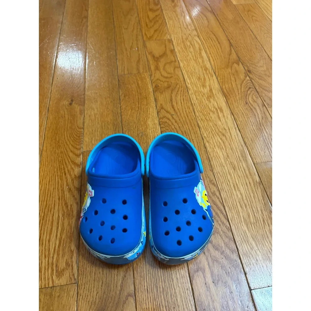 Boys or girls Crocs Baby Shark Pinkfong Blue‎ Clogs Kids Size 2 Slip On Shoe